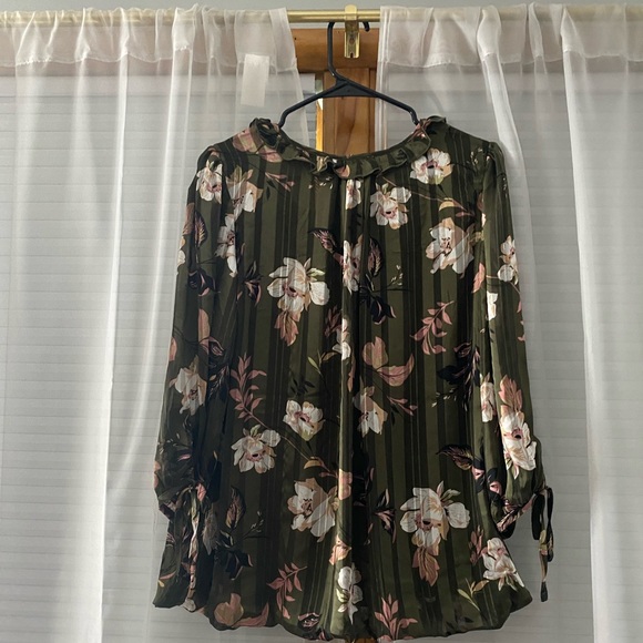 Green floral blouse with tags - Picture 2 of 2